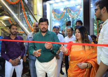 Union Minister Ramdas Athawale and Ashwani Kumar Choubey inaugurated Kanaka Jewellers in Karol Bagh
